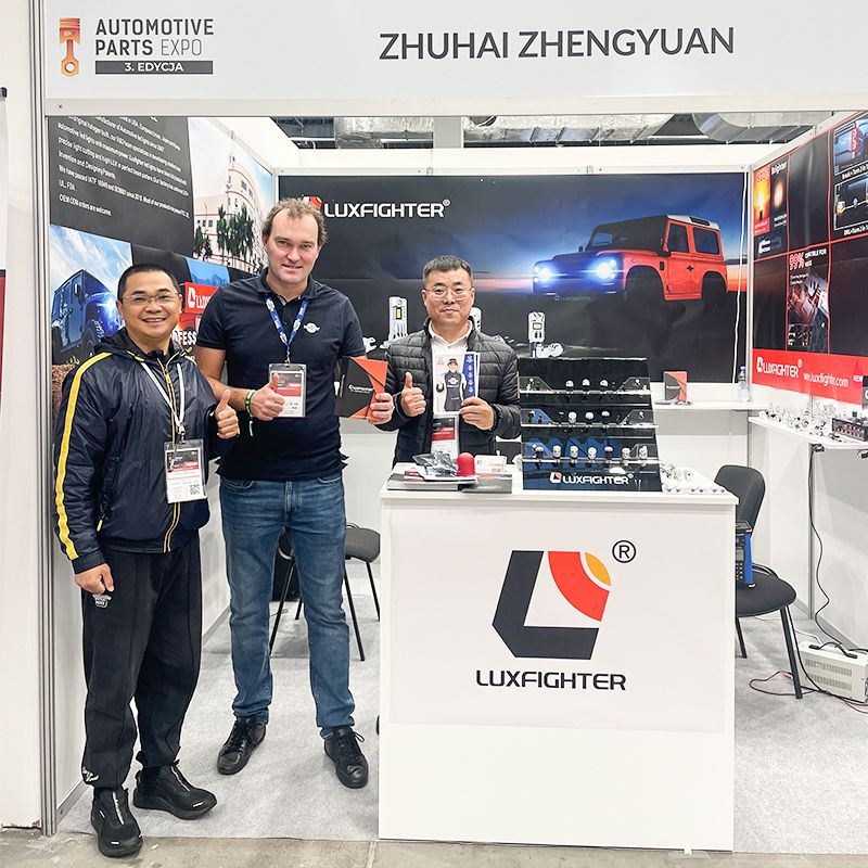 LUXFIGHTER LED svetlomety a hmlové svetlá AUTOMOTIVE PARTS Expo získava široké uznanie